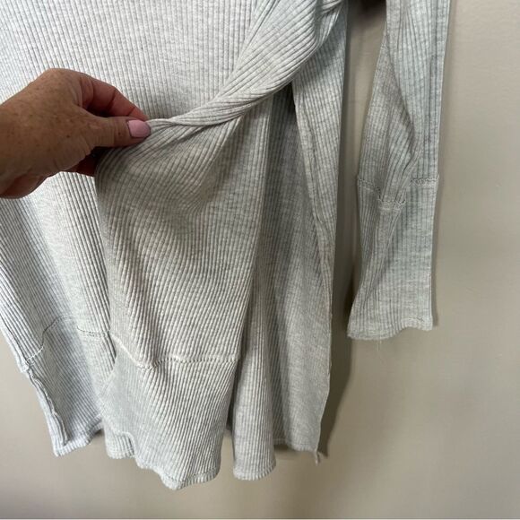We the Free Split Side Tuesday Tunic V-Neck Knit Top Size Large Light Grey - Picture 5 of 11